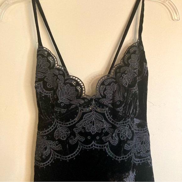 NEW FARM Rio Black Richelieu Velvet Slip Dress Adjustable Straps Lace Size XL - Picture 11 of 16